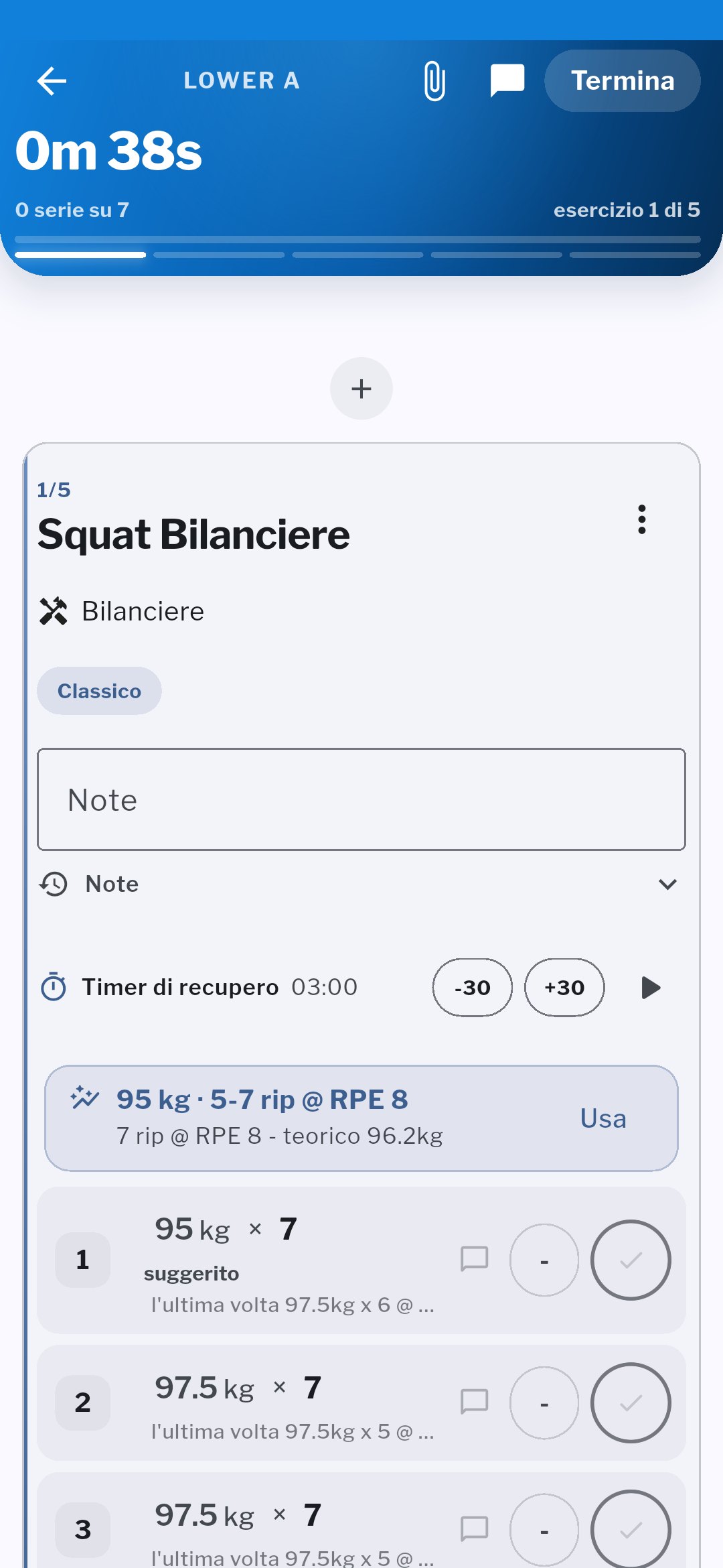 Allenamento in corso nell’app Holymp con il carico consigliato per la serie successiva